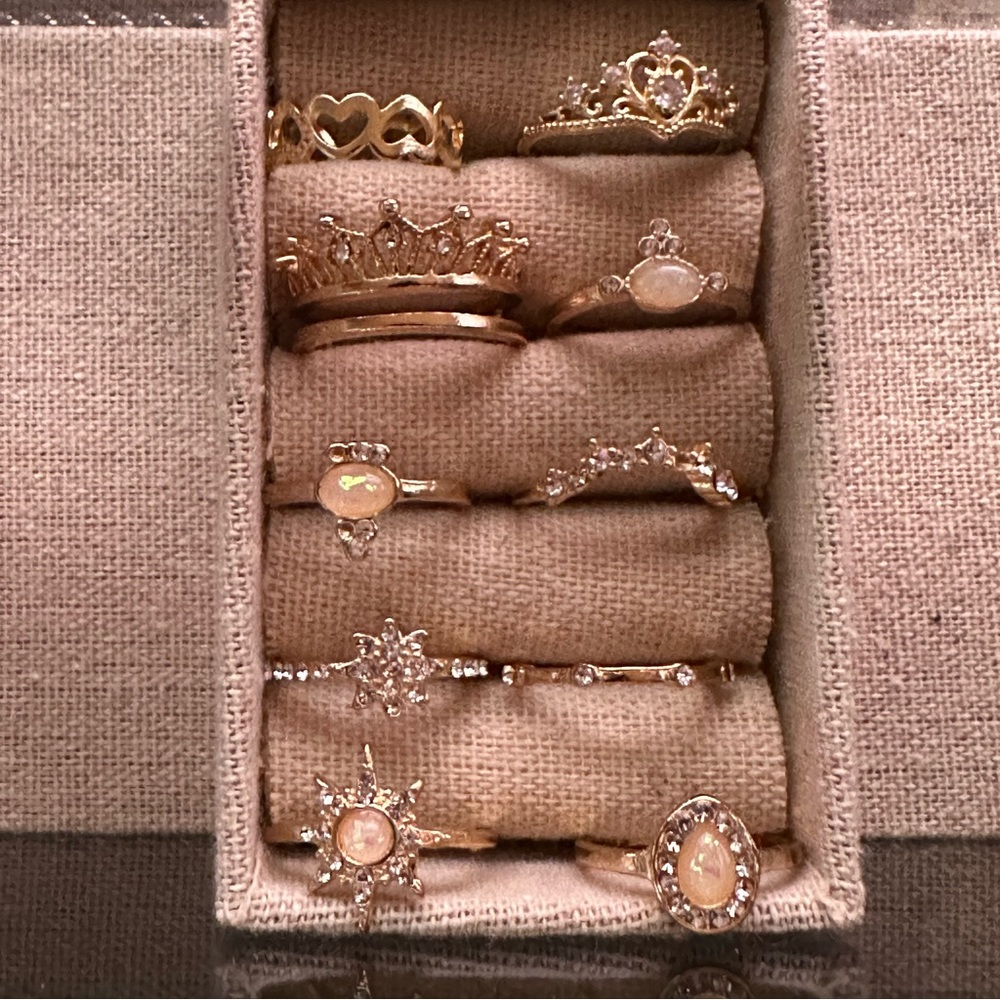 Assorted rings - Picture 2 of 6